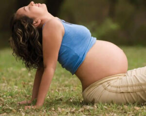 No entanto, para muitas mães, esse período também pode trazer desconfortos físicos, como a dor nas costas.